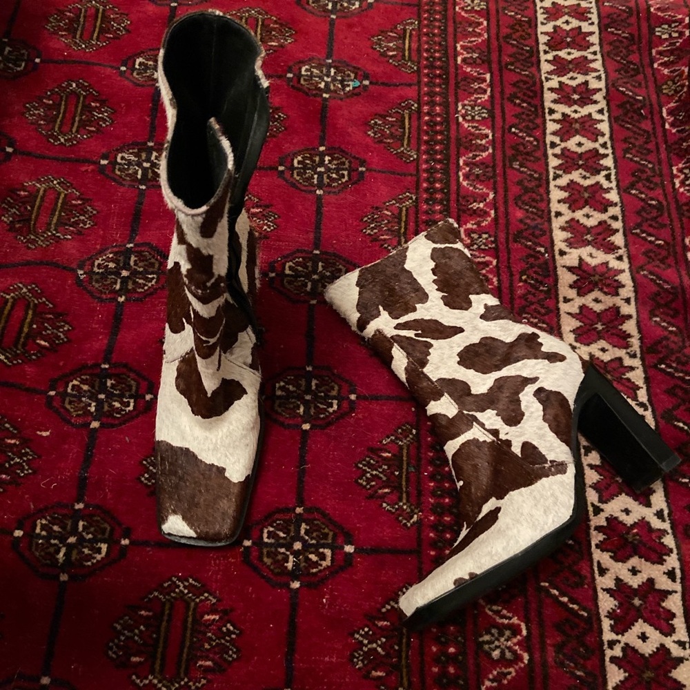 Cowhide boots, square toe, to die for 😻